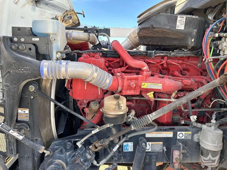 2017-peterbilt-567-image-8