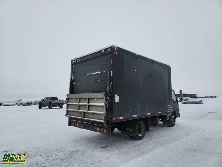 2004-gmc-w5500-image-4