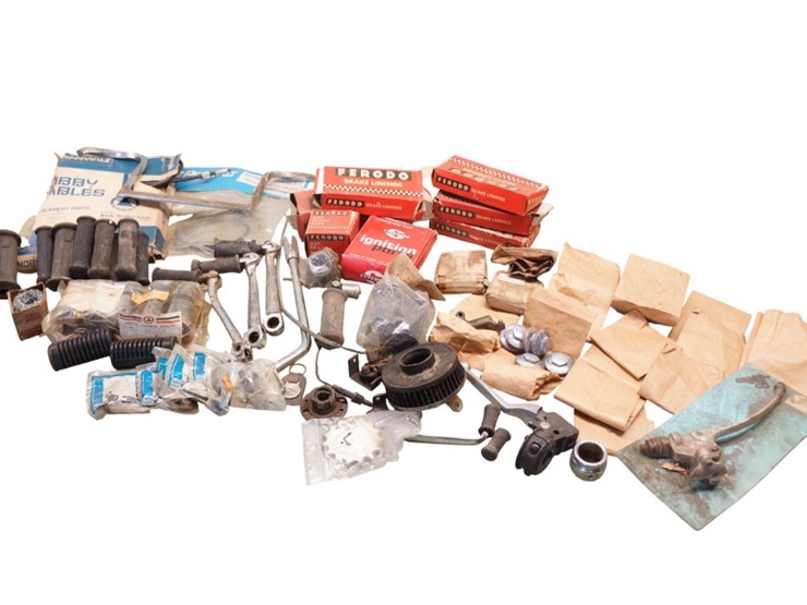 british---triumph-bsa-norton-miscellaneous-parts-lot-image-1
