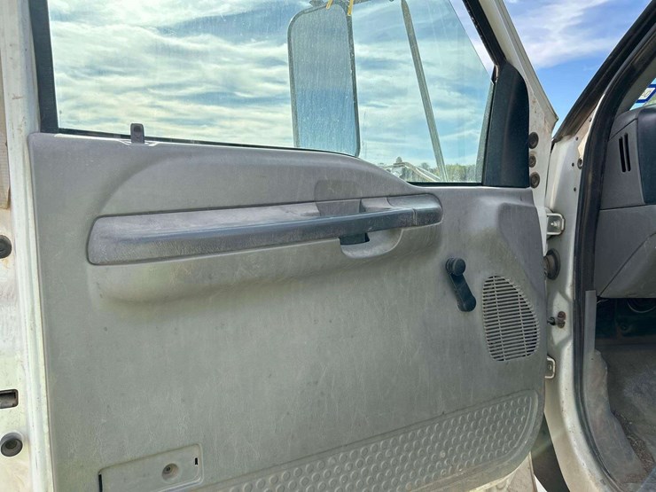 2014-freightliner-derrick-digger-image-10