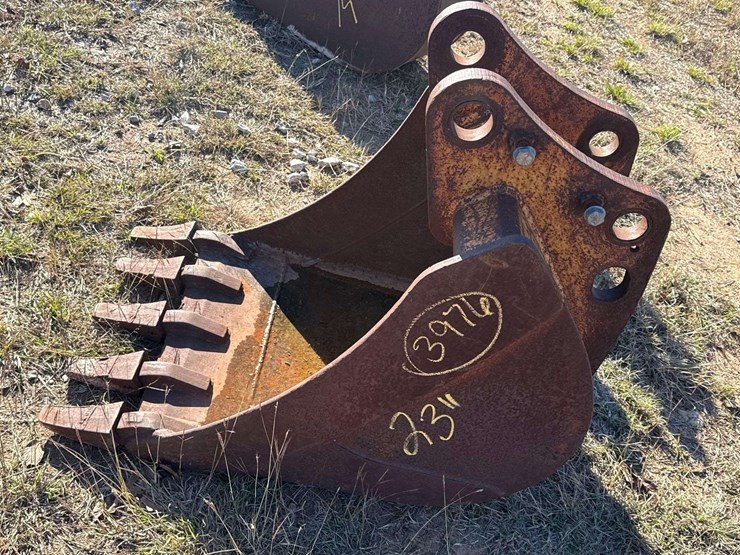 24in-digging-tooth-bucket-excavator-attachment-image-1