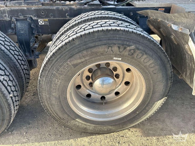 2017-peterbilt-567-image-27