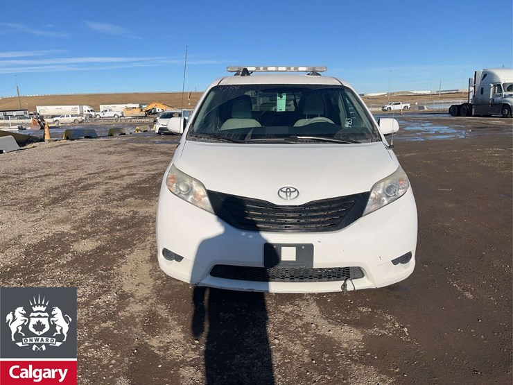 2013-toyota-sienna-image-8