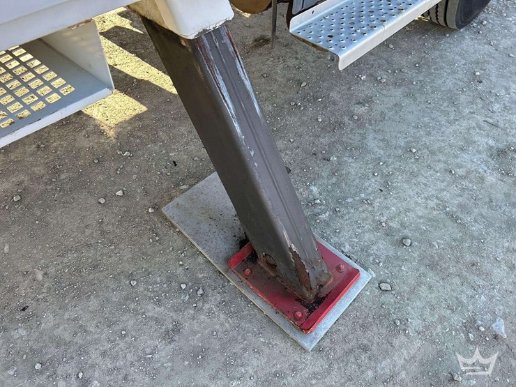 2013-freightliner-m2-bucket-truck-image-39