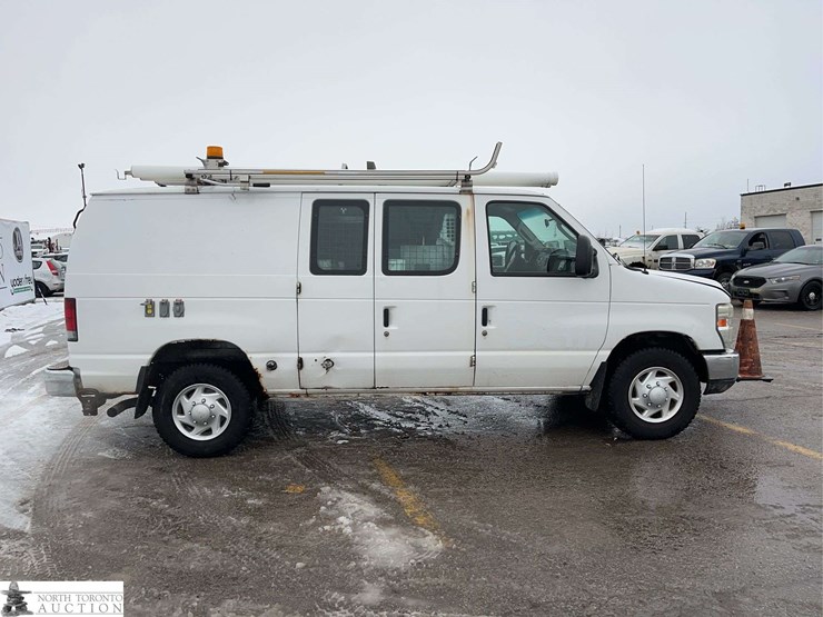 2011-ford-cargo-image-10