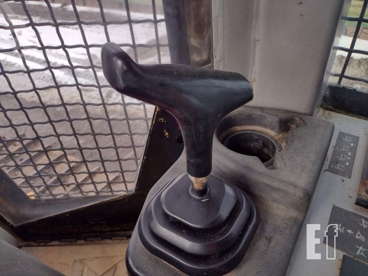 2005-caterpillar-d4g-xl-image-11