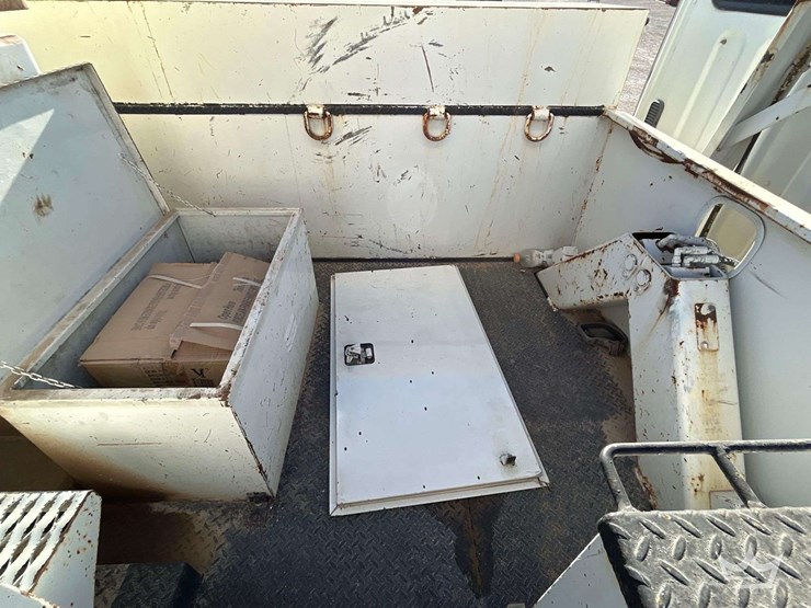 2006-freightliner-m2-bucket-truck-image-30