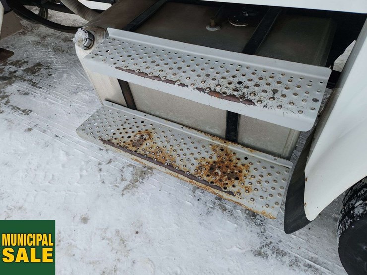 2016-freightliner-m2-106-image-35