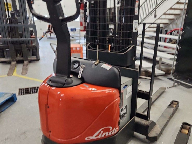 linde-electric-forklift-and-charger-non-operable-linde-wes40-02-4000-lbs-lbs-forklift-image-7