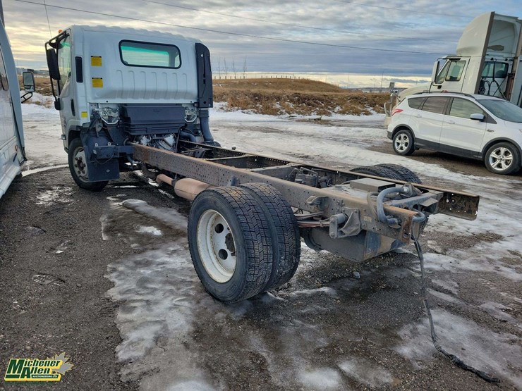 2017-isuzu-npr-image-2