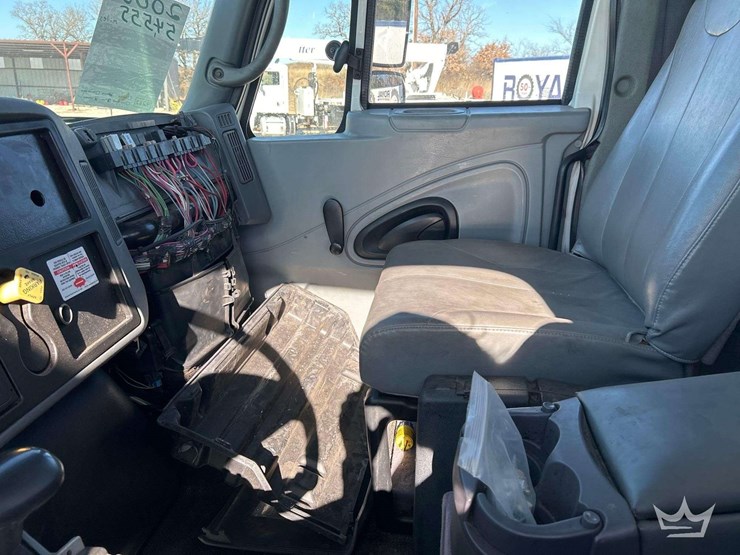 2006-international-bucket-truck-image-17