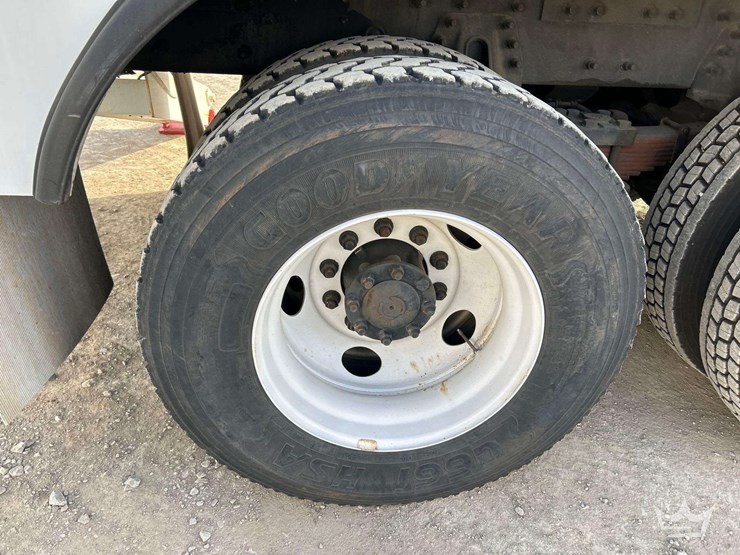 2007-international-derrick-digger-truck-image-45