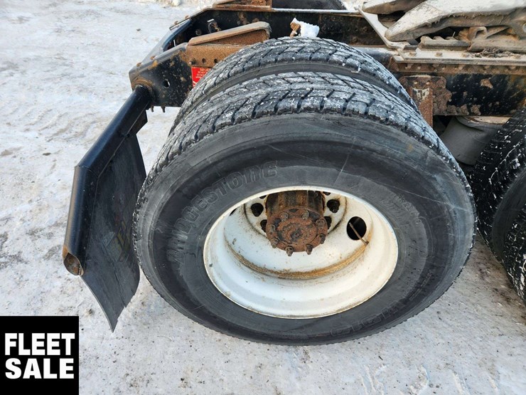 2015-volvo-vnl-t/a-day-cab-tractor-image-15