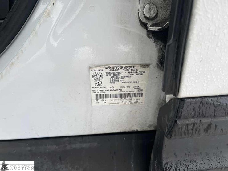 2014-ford-explorer-image-21