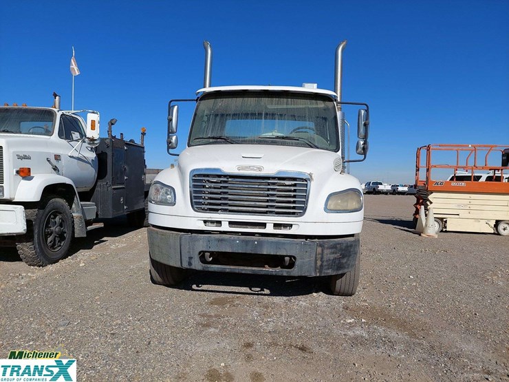 2005-freightliner-m2-106-image-4