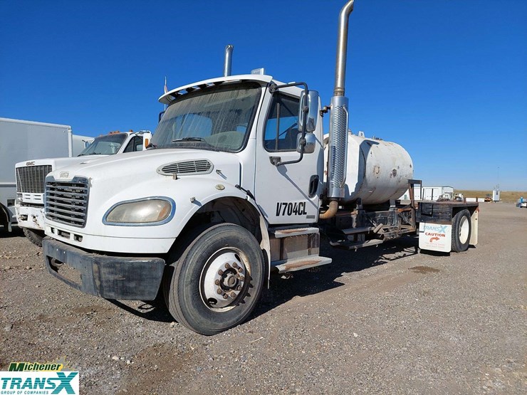 2005-freightliner-m2-106-image-1