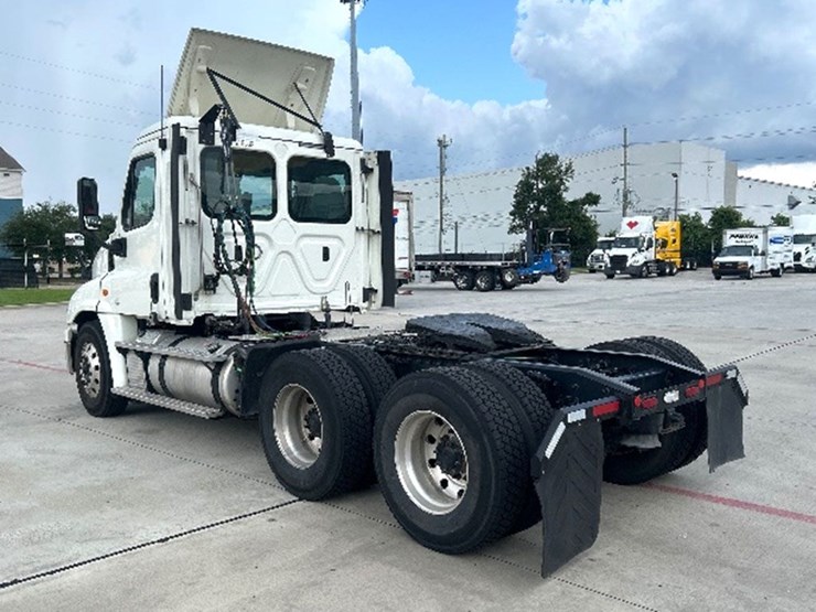 2019-freightliner-cascadia-125-image-2