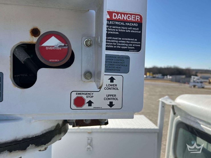 2013-freightliner-m2-bucket-truck-image-30