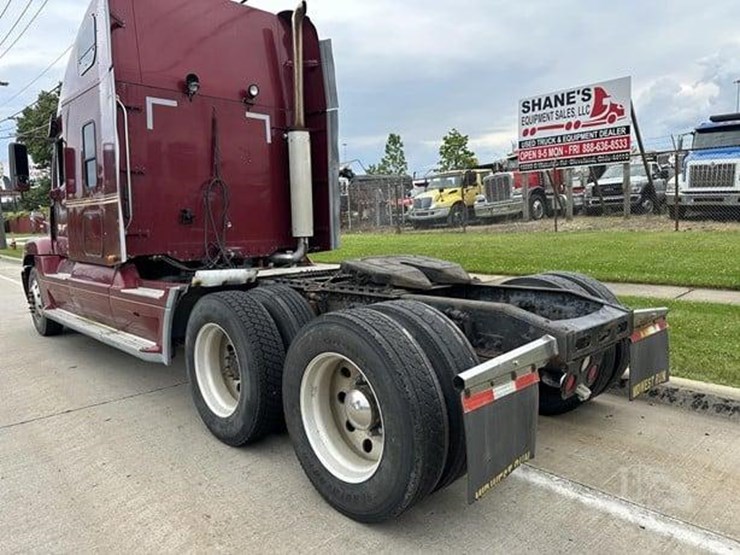 2004-freightliner-st120-truck-image-8