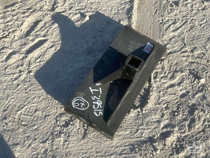 quick-hitch-mini-skid-steer-attachment-image-1