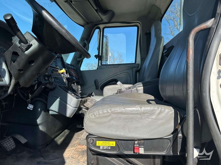 2006-international-bucket-truck-image-11