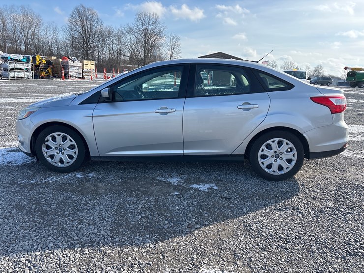 #1110-•-2012-ford-focus-passenger-car-image-1