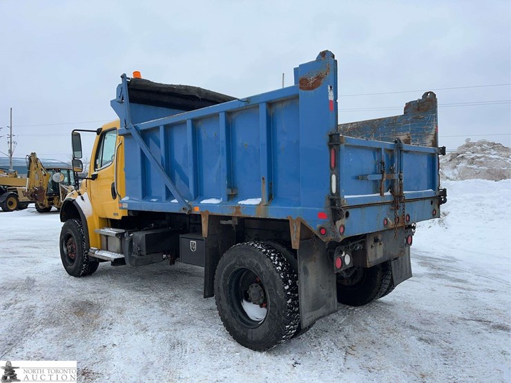 2011-freightliner-m2-106-image-2