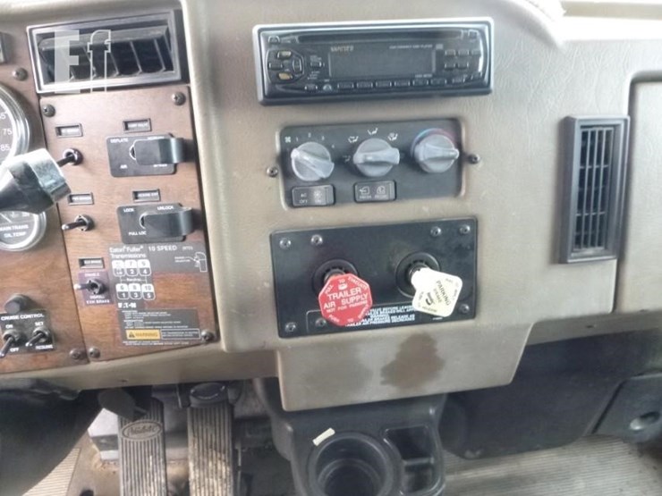 2000-peterbilt-330-image-12