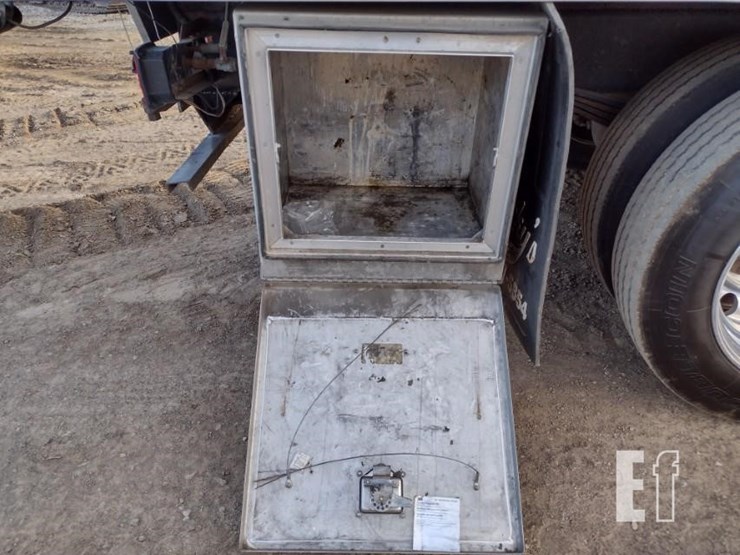 peterbilt-330-image-39