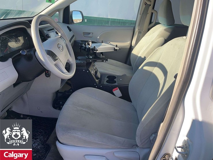 2013-toyota-sienna-image-13