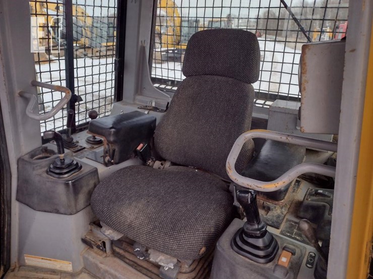 2005-caterpillar-d4g-xl-image-17