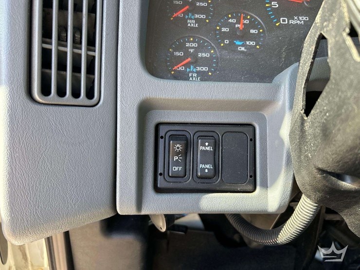 2006-international-bucket-truck-image-14