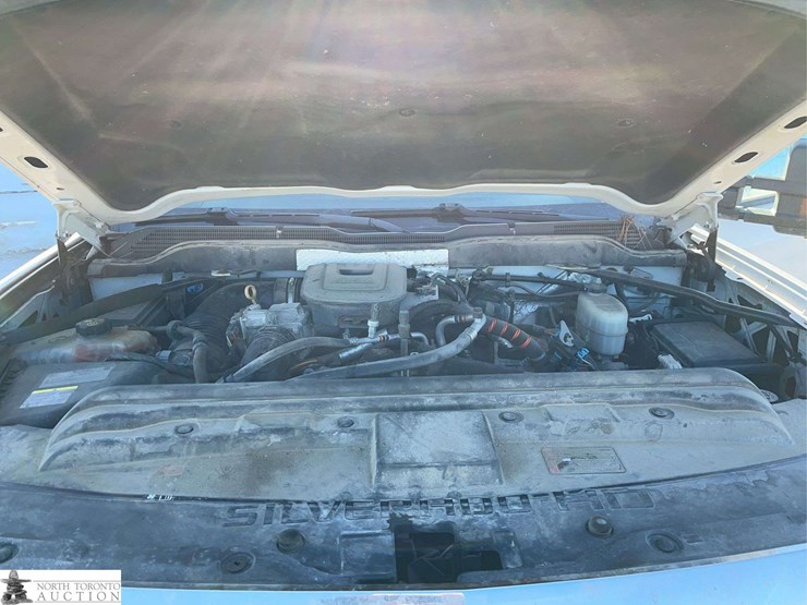 2015-chevrolet-silverado-2500hd-image-15