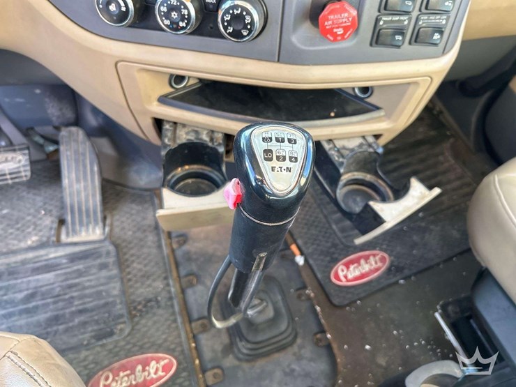 2017-peterbilt-567-image-17