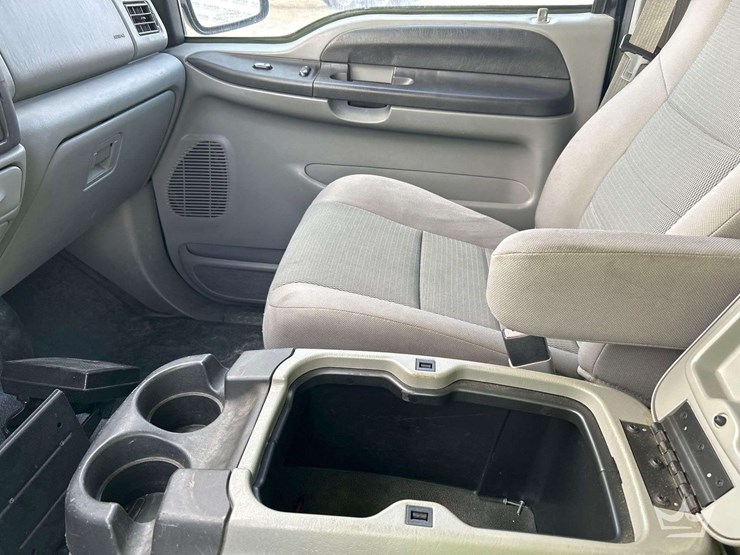 2005-ford-excursion-image-17