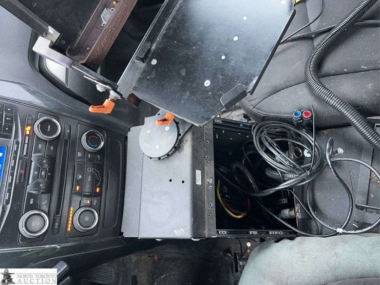 2018-ford-explorer-image-16