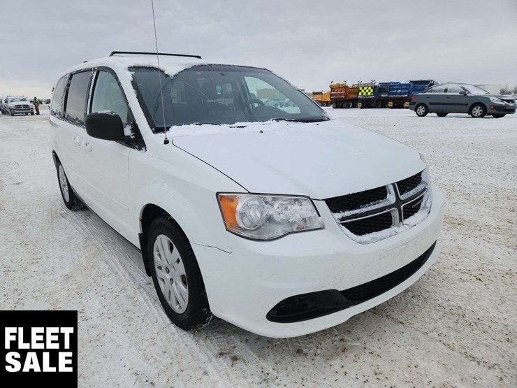 2015-dodge-grand-caravan-sxt-image-2