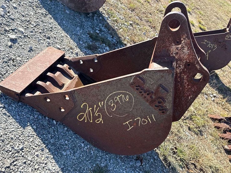 20in-digging-tooth-bucket-excavator-attachment-image-1