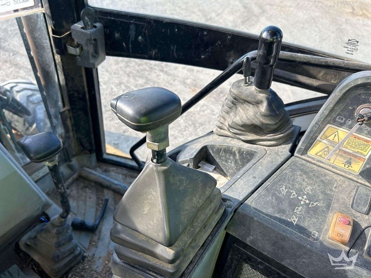 2015-caterpillar-backhoe-image-16