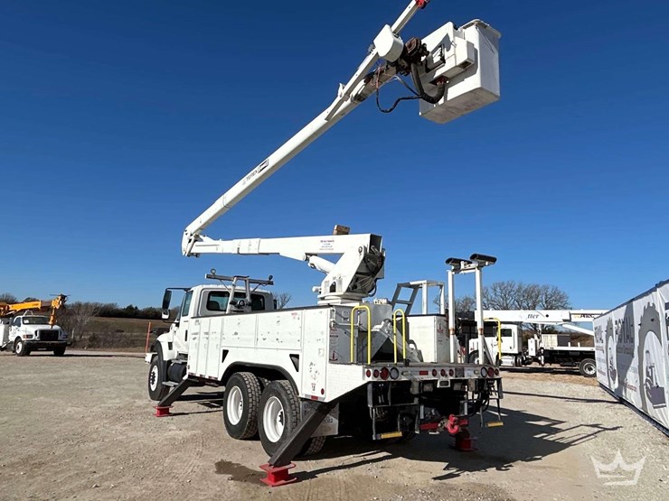 2006-international-bucket-truck-image-2