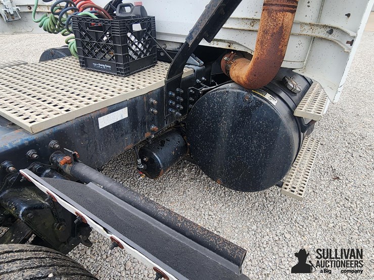 1995-white-wg64t-t/a-day-cab-truck-tractor-image-17