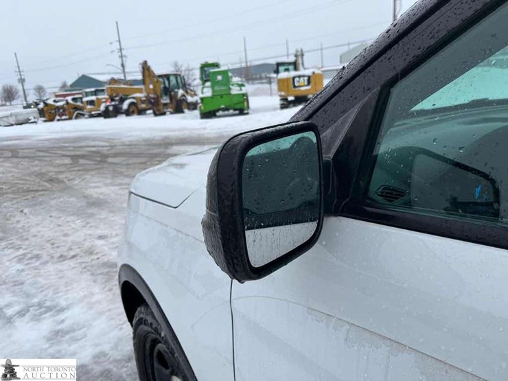 2017-ford-explorer-image-48