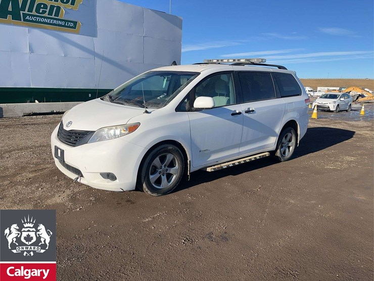 2013-toyota-sienna-image-1