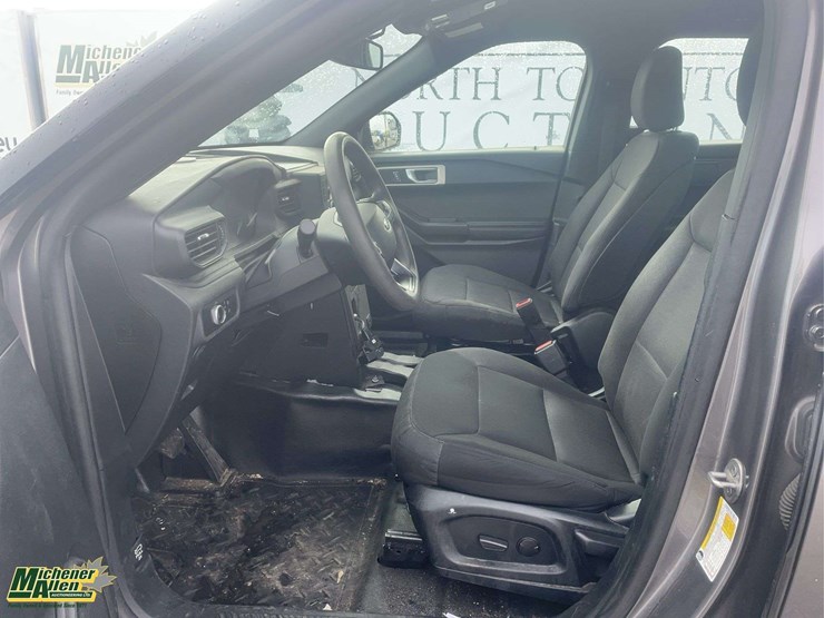 2020-ford-explorer-image-13