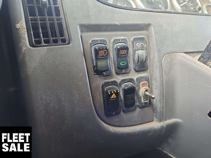 2011-peterbilt-348-image-24