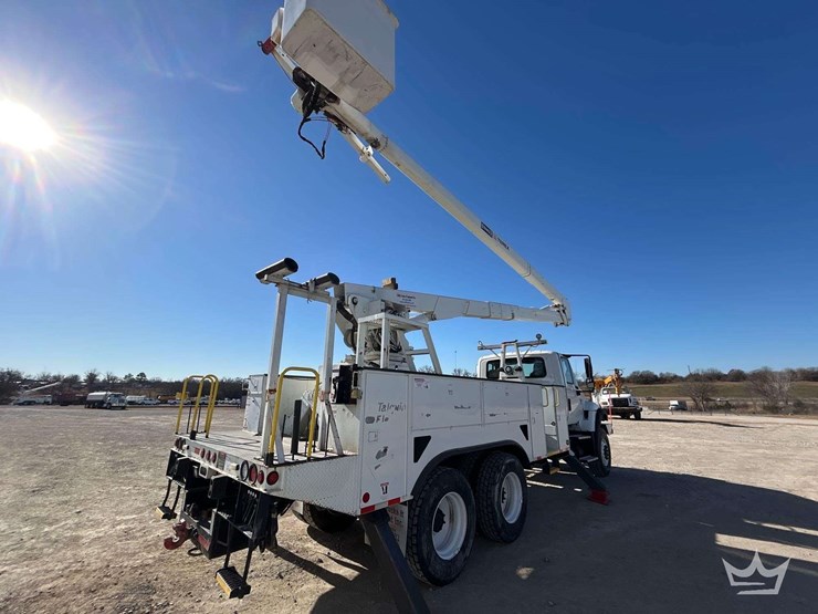 2006-international-bucket-truck-image-3