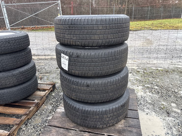 #6514-•-e1.-(4)-michellin-275/60r20-tires-on-rims-image-1