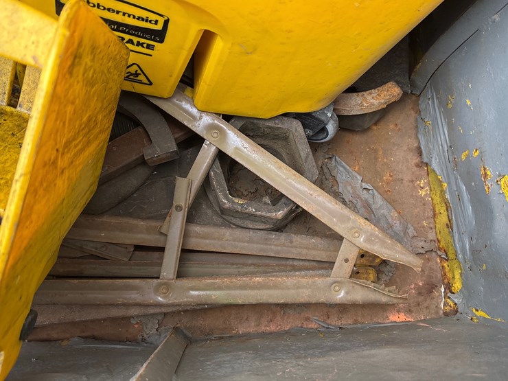 #6530-•-e1.-job-site-box-filled-with-mop-buckets-image-5