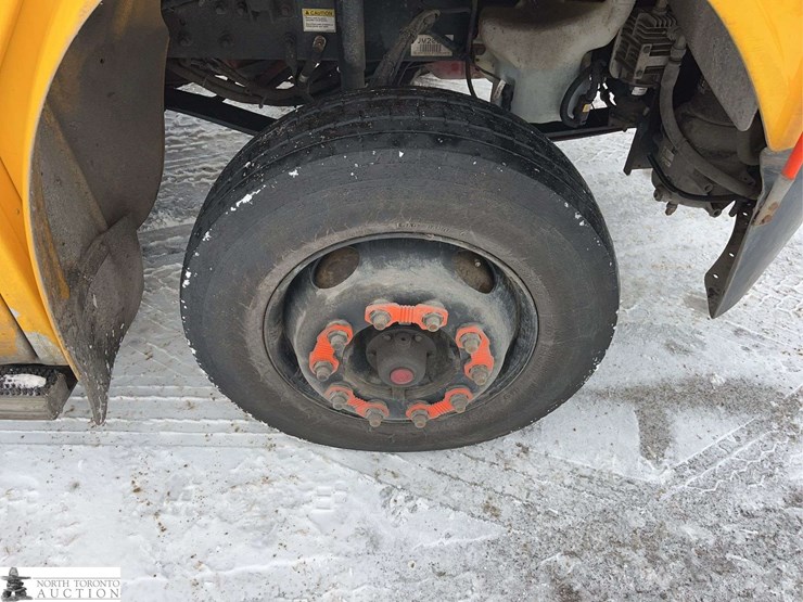 2018-freightliner-m2-106-image-9