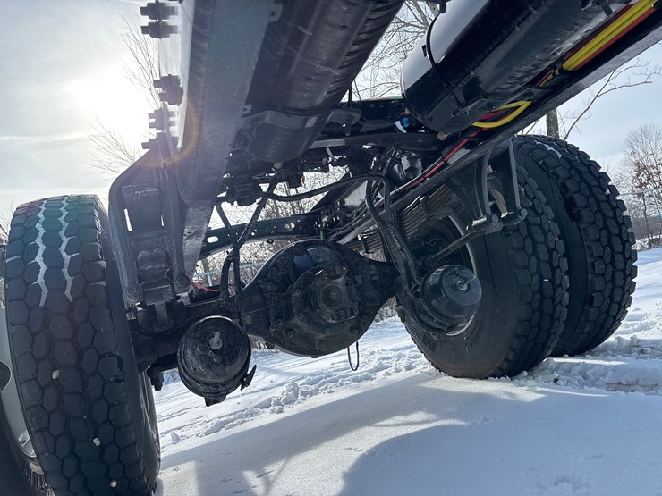 2024-freightliner-m2-106-image-23